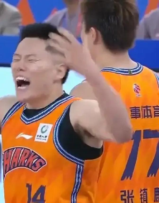 谁能想到当初郭士强把李弘权圈进国家队集训名单时，网上还有不少人冷嘲热讽，嫌他名气不够大。
结果这场球，他直接把赛场变成了大型打脸现场。
比赛还剩五分多钟，记分牌上李弘权的名字后面已经挂着27分5个篮板。
最吓人的是外线那一连串冷箭，三分球12次出手砸进去7个，五成以上的命中率，愣是把辽宁队的防