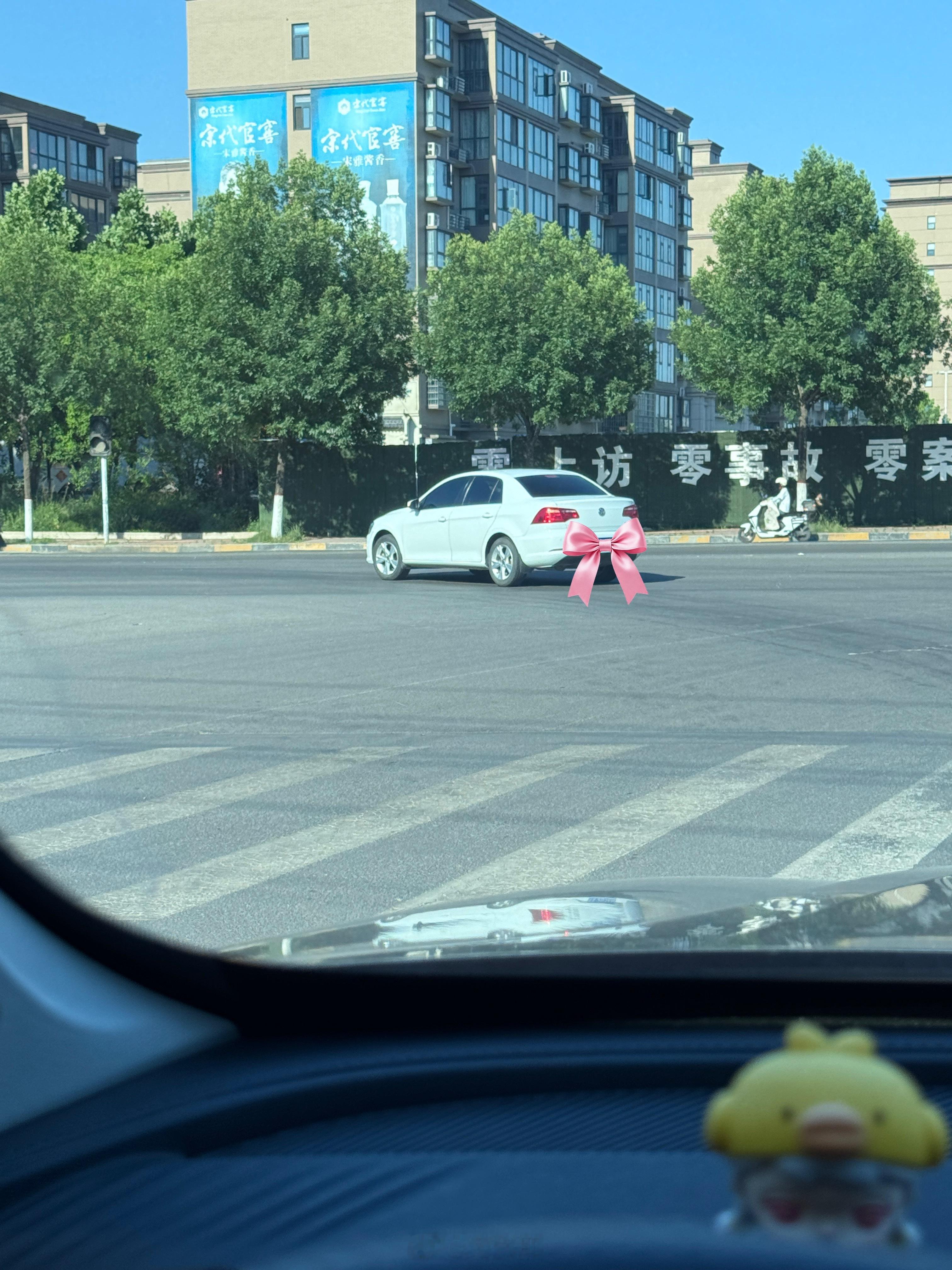 那天我跟在白车后边 眼看是红灯  白车毅然决然的左拐了 好家伙   马...