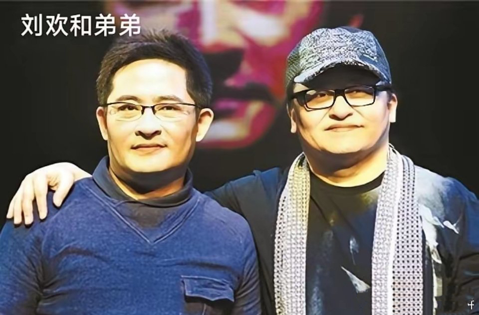 谁能料到！《父母爱情》的片尾曲并非刘欢老师演唱，而是由他的亲弟弟刘啸演绎的😯
他是北京电台的资深主持人，不少人都听过他主持的《欢乐正前方》。
这首曲子是他读大四时写下的，隔了好多年才被《父母爱情》剧组相中。
他的音色和刘欢老师格外相像，不少听众都分辨混淆过。
明明有这么位大牌哥哥，却从不蹭对方的光环