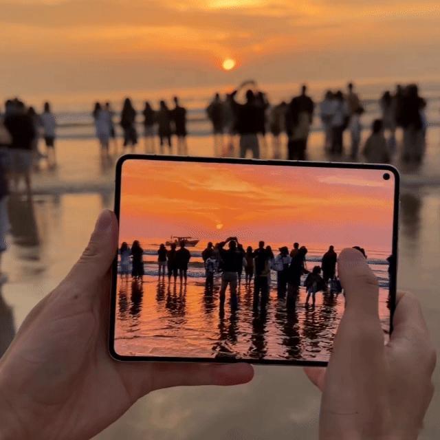 #史上最贵iPhone反缺失2项功能#1.6万的iPhone Duo来了，却砍掉了长焦镜头和实体SIM卡，配置与高价不匹配。而早前上市的华为阔折叠，现货充足技术、经过市场验证，连维修费用也低iPhone Duo一大截：iPhone Duo的内屏维修7998元、外屏3198元、换电池1898元；华为Pura X Max屏幕组件更换4399元、外屏899元 ​