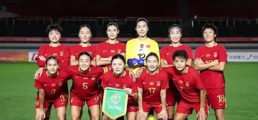 U23点球绝杀乌兹别克斯坦，时隔28年再拿亚运铜牌！成年国足同天0-5惨败巴勒斯坦，60年首败创纪录。一喜一悲背后，中国足球的路到底该怎么走？
10月3日下午，李昊在点球大战中连续扑出两粒点球，彭啸第五罚命中，U23国足总比分6比5力克乌兹别克斯坦，摘得铜牌。就在十几个小时前，重庆龙兴足球场，同一面