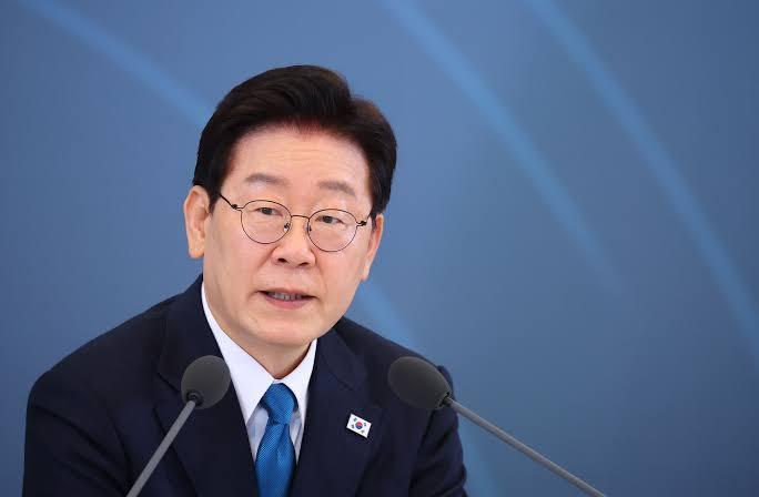 俄罗斯朝鲜问题专家近日抛出一个论断：以韩国现有科技与工业基础，若政治决策到位，理论上一年半到两年内就能造出核武器。这个时间窗口比外界想象的要短得多。
驱动这一设想的并非技术能力，而是对盟友信心的动摇。特朗普刚下令缩减美韩联合军演规模，韩国国内关于自主拥核的讨论迅速升温。调查显示超 ​