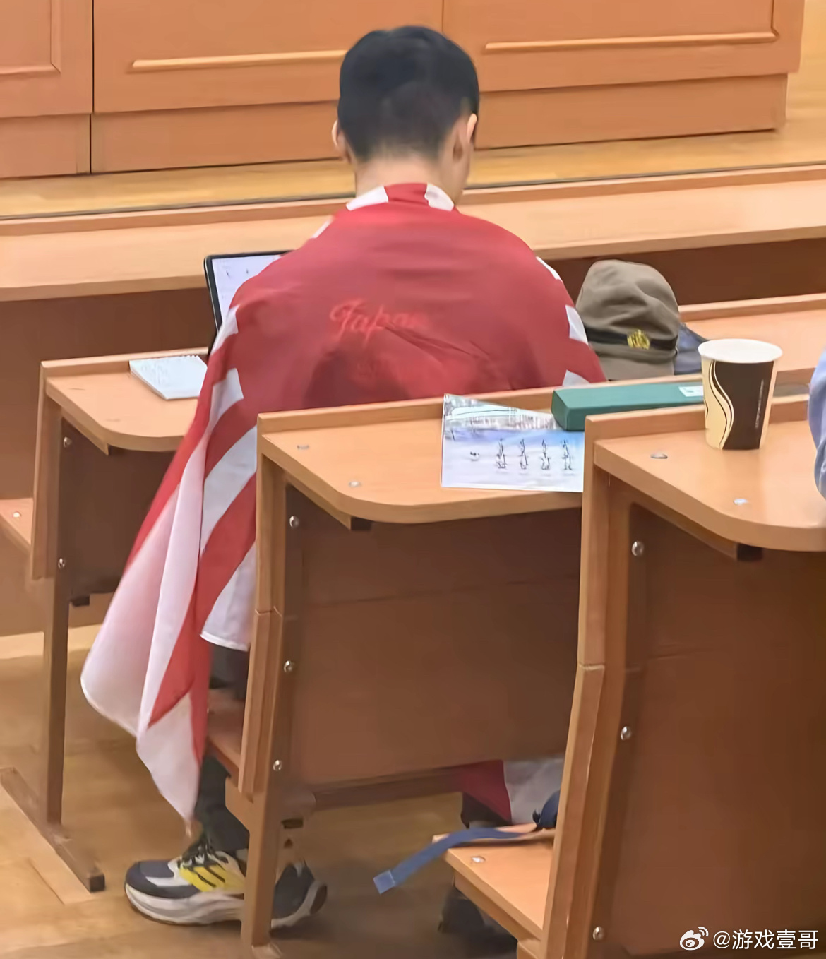 #莫斯科大学调查中国留学生披旭日旗##校方通报中国留学生课上披旭日旗#

莫斯科国立大学这事儿真的让人血压飙升！
一名中国留学生竟然在课堂上公然身披旭日旗？这已经不是简单的“不懂事”或者“博眼球”了，这是在挑战底线啊！😡

咱们出国的留学生，代表的不仅仅是自己，更是国家的形象。你可以个 ​