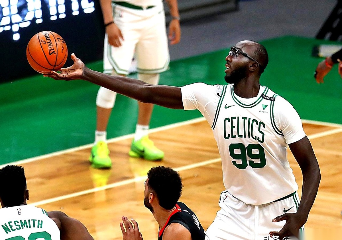 去新疆“下基层”熬了整整四年，这大个子居然真杀回NBA了。
76人刚刚一纸官宣，塔克·法尔，正式签约。
这反转，简直比职场爽文还刺激。
说实话，刚刷到这条新闻的时候，我心里咯噔了一下。
在CBA摸爬滚打四个赛季，那是啥概念？
就像你当年被头部大厂优化，无奈去了偏远小分公司苟了四年。每天干着最苦的活，