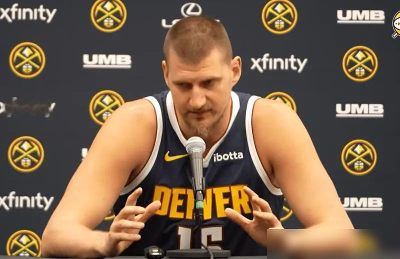 掘金媒体日，约基奇一句话把NBA的遮羞布扯了。他说，每个NBA球员都该去欧洲打6个月球。那边连输两场，教练下课，球迷堵训练馆，更衣室能打起来。赢球不是目标，是活着。
转头聊续约，他又把商业算盘摆明面上。拒绝提前续，不是想走，是等2027年夏天签5年3.6亿，历史最大合同。明年就签，只要掘金愿意。