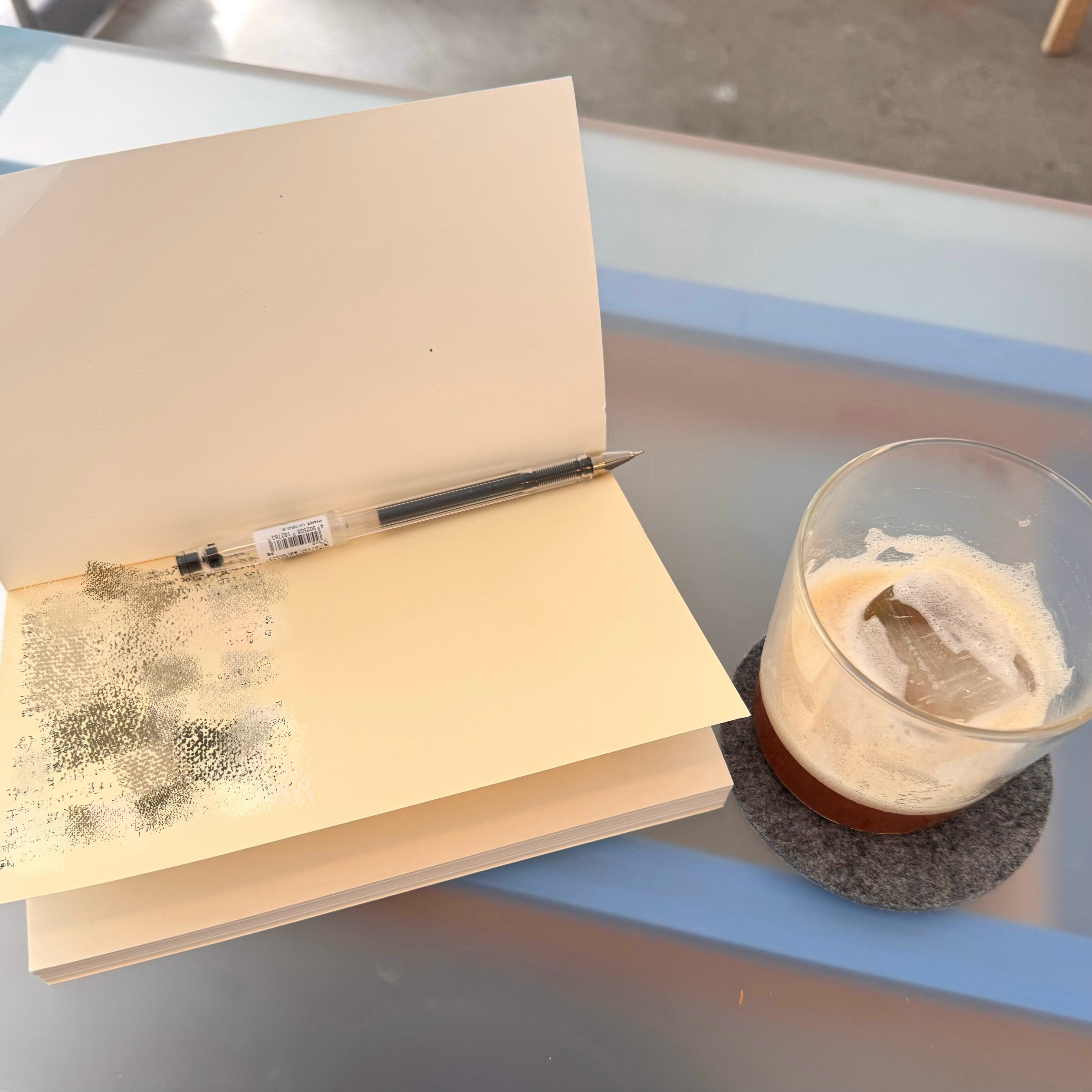 不知什么时候起，写作在我的生活里竟然已经开始变得像治病一样神奇。这种感受从18年开始，对于我这样一个没有什么写作才能的人来说，到今年才有实感。原先我几乎没有书写习惯，每天唯一能坐下来写几个字的时刻就是写当天的to do list，在那时的年计划本中每一页下面会有一个不超过4cm高度的矩形框，我会在里面写写当天的心情，有时也不写；后来我发现自己想说的话变多了，一个矩形框已经不够了，就开始正式写日记，中间偶尔也偷懒，但整体上一本接着一本，写日记的习惯开始养成，即使是流水账我也好好地坚持了下去；后来我发现，除了记录下今天发生了什么，那些表达自己感受的片段好像有一种特别的魔力——不管是会在脑海里反复琢磨的想法还是不可告人的负面情绪，写下来，我就不会背在身上。于是我开始在日记里频繁记录自己的想法，不拘是灵感还是吐槽，什么都写；再后来，连日记本也不够用了，家里的书桌也不够用了——因为我什么都想写，在哪里都想写，飞机上，咖啡厅，酒店里，有时还会临时买一支笔、然后把随身带的书翻到最后一页（因为大部...