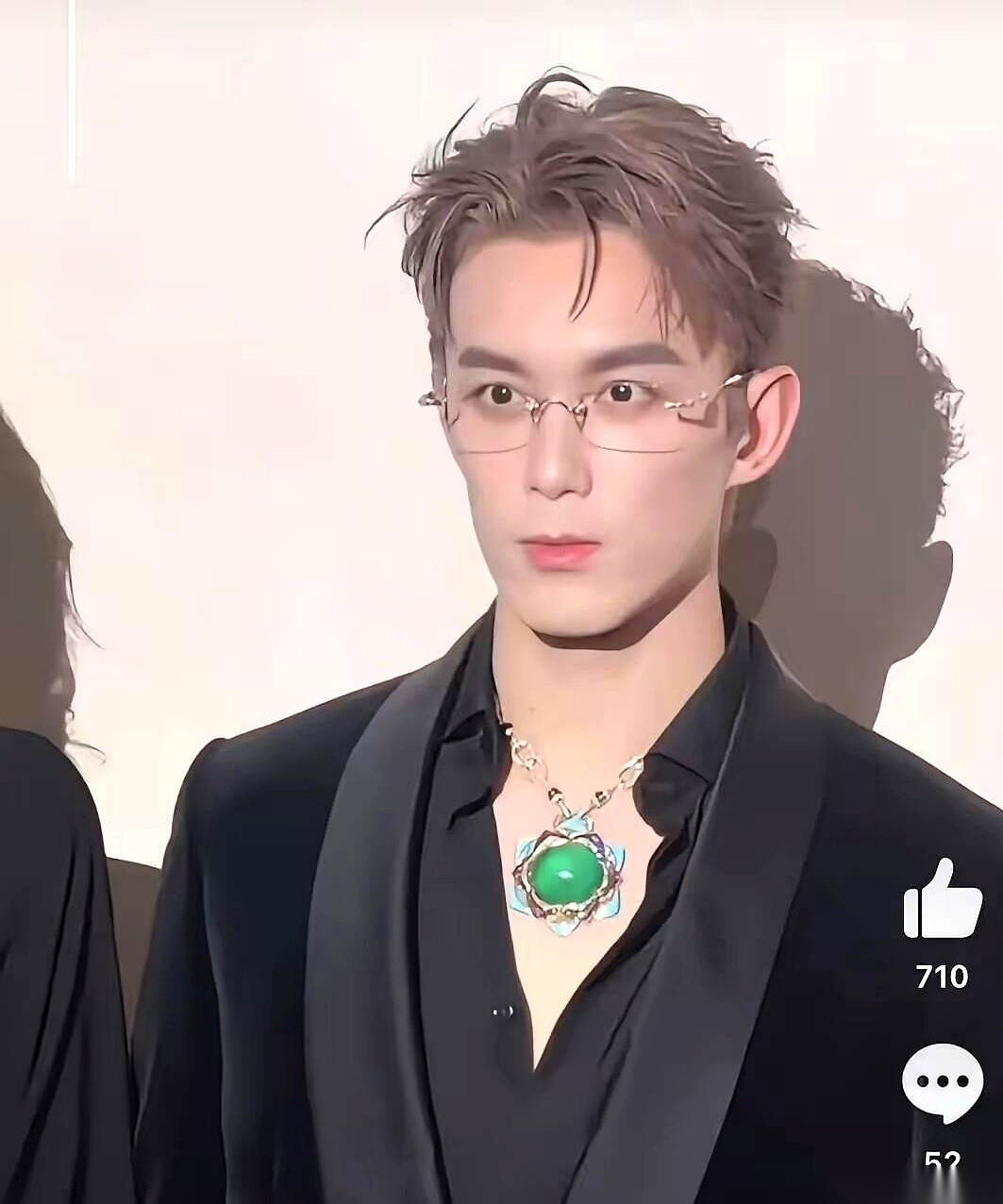 宝格丽高珠晚宴的红毯上，吴磊作为全场唯一的男星代言人，胸前挂上了当晚最重磅的压轴大戏——一套价值五千多万的极品祖母绿。
但这套顶配装备，在网上的待遇却是一个大写的惨。评论区被顶到最高的一条，全在追问：“求个9块9包邮链接。”
镜头怼脸拍过去。吴磊特意染了新发色，鼻梁上架着金丝眼镜，一身黑色丝绒西装吸