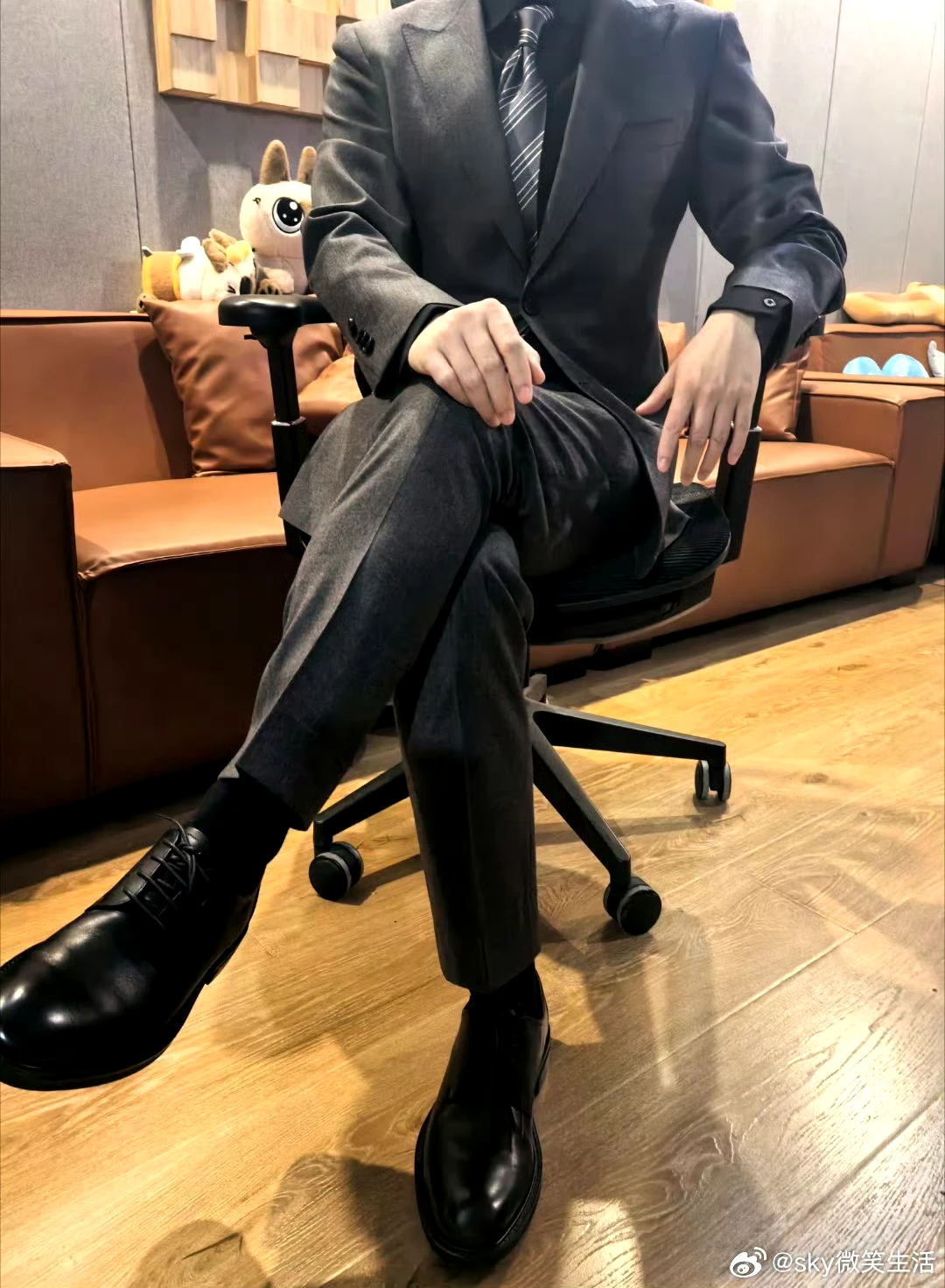 Oh my ladygaga!
​空哥！
​您这真是几年不发自拍
​一发就要帅我们一脸啊！
​维森莫
​拉莫拉莫帅！
​why 
tell me why!
​以及
​今天二二竟然几百年没有过的
​下错站了
​实属罕见
​以后努力避免！