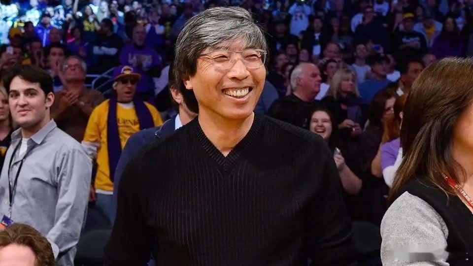 马克・沃尔特将自己所持的洛杉矶湖人多数股权出售给鲍勃・艾格与乔希・库...