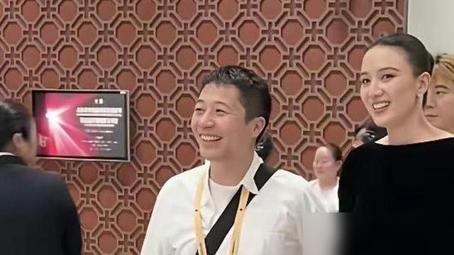 宋佳把三大奖拿完了，老公王伟被骂“矮半头”，网友吵翻了。
飞天奖现场，宋佳穿高跟鞋领奖，旁边王伟站着，镜头一拉，确实矮一截。有人截图开嘲：这身高差，不般配。可查一下官方数据，宋佳173，王伟176，差三公分，根本不算事。视觉误差全在高跟鞋上。
再说王伟是谁？《白夜追凶》导演，圈里公认的实力派。宋
