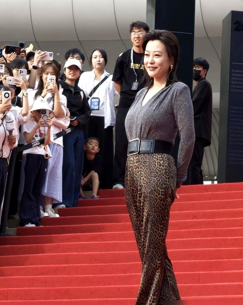 镜头前，郝蕾甩出未修原图：“我是演员，不是模特。”

这巴掌结结实实打在内娱脸上。现在的选角全盯着体重秤。

为了瘦饭都不吃，脸僵得连个哭笑都挤不出，还演什么戏？

看她演的秦淮茹，不硬凹少女感。眉眼一挑，市井味全出来了。

角色是人，不是橱窗里的塑料假人。天天看木头脸，你还没看腻吗？