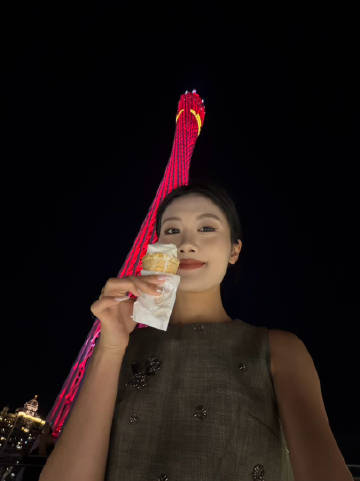 美丽可爱优雅大方且自知的郁小姐 正在广州塔下吃冰淇淋🍦