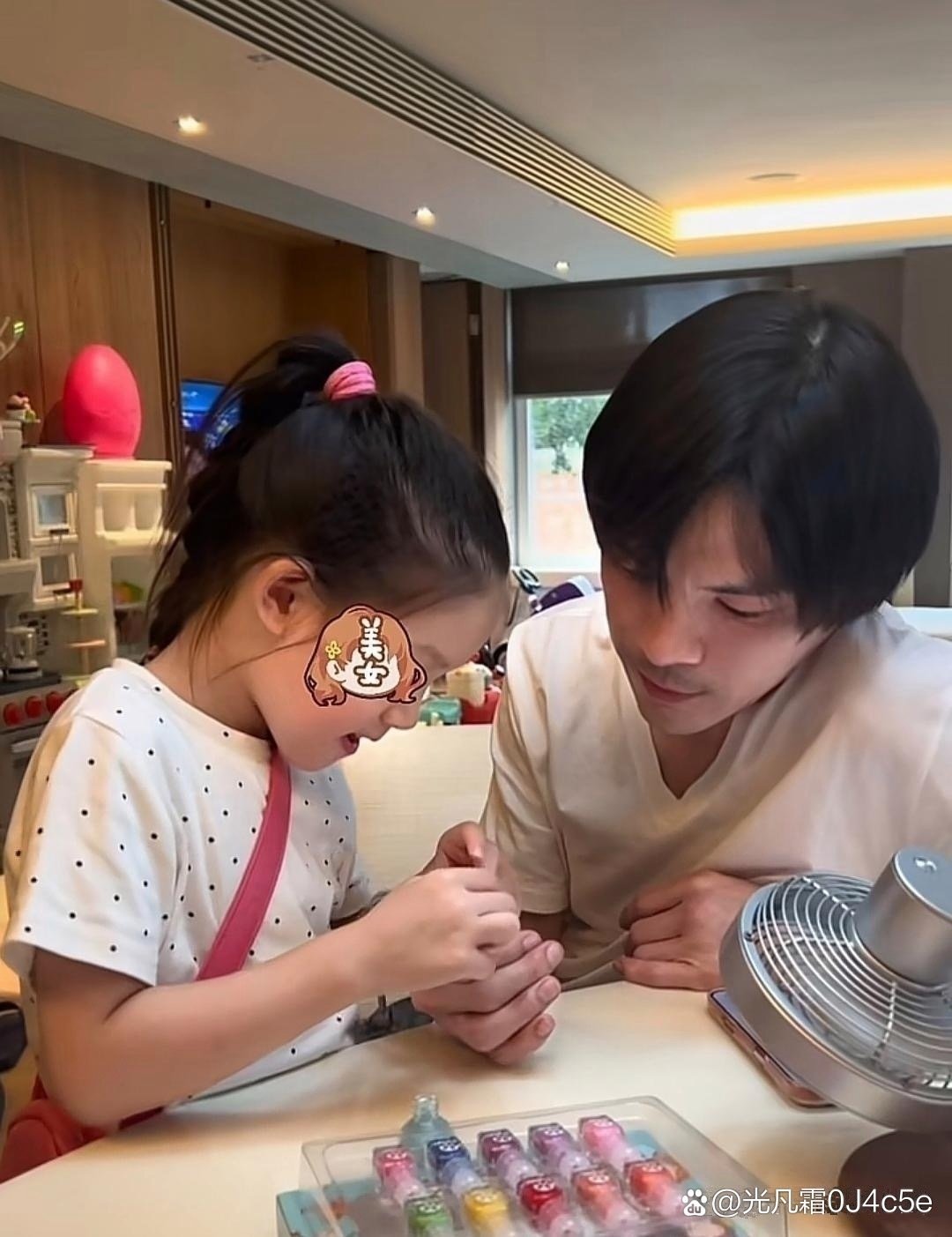 向佐晒一对儿女近照，真是幸福的一家子。话说，向佐的女儿和儿子同框给人一种姐妹的既视感，儿子头发好长了，个子也好高了。 ​