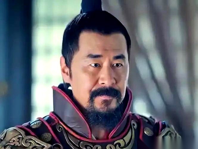 别去猜千年前那场“烛影斧声”到底用的是毒酒还是斧头了，关于赵匡胤的离奇暴毙，背后的真相其实就四个血淋淋的字：备胎反噬。
把时间推回北宋初年，赵光义，就是大宋王朝第一号“高级备胎”。
乱世打天下，刀剑无眼。老赵家需要一个能打能扛的成年弟弟镇场子，稳住军心，这在历史上叫“国赖长君”。那时候，哥哥是真器重