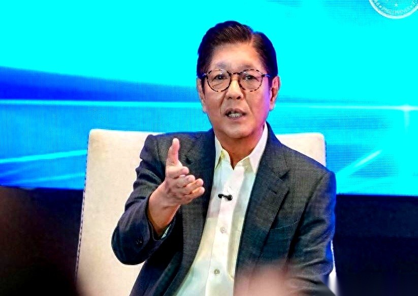 菲律宾政坛这场连环大戏，终于杀到了“大义灭亲”的桥段。
前众议长罗穆亚尔德斯——现任总统小马科斯的亲表弟，刚刚落网被捕。消息一出，总统府火速出来切割，对着麦克风甩出硬话：“不管是亲戚、盟友还是政敌，谁该负责就查谁！”
表态很响，但这事儿根本按不住。
这位表弟栽在防洪工程巨额预算案上。这么大一个资金盘