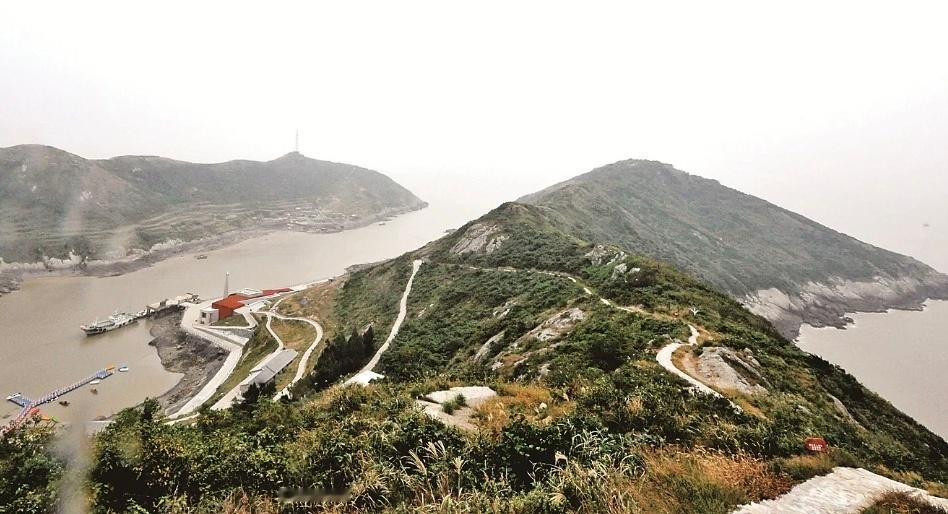 #王彦桐[超话]# 
《抢滩18小时》│历史背景科普（三）
问：一江山岛在哪里？为什么要打这座小岛？

答： 一江山岛位于浙江台州外海，分南、北二岛，总面积不足2平方公里，毗邻大陈岛，是浙东沿海战略要地。
1950年朝鲜战争爆发后，美国派第七舰队侵入台湾海峡，持续援助、庇护国民党残余势力。1954年底 ​