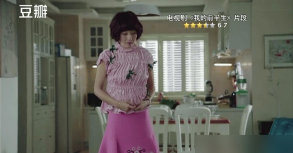 雷佳音当年在片场看愣了：马伊琍那身红配绿，竟是故意的。
剧组人都知道，罗子君前期那些花红柳绿，百分之八十是马伊琍趁休息自己上街挑的。雷佳音亲口说，她花好几天，专挑最扎眼的撞色。
一个全职太太，越怕被人看轻，越要把自己穿成调色盘。高饱和的衣服是盔甲，裹住的是长期脱轨社会的心虚。
等婚变后杀回职场