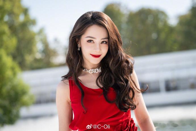 #迪丽热巴走错方向#压根不用怀疑迪丽热巴的美商！看看这场巴黎时装周新造型，真的是全场最亮眼的存在🌹 ​#娱乐[超话]# ​