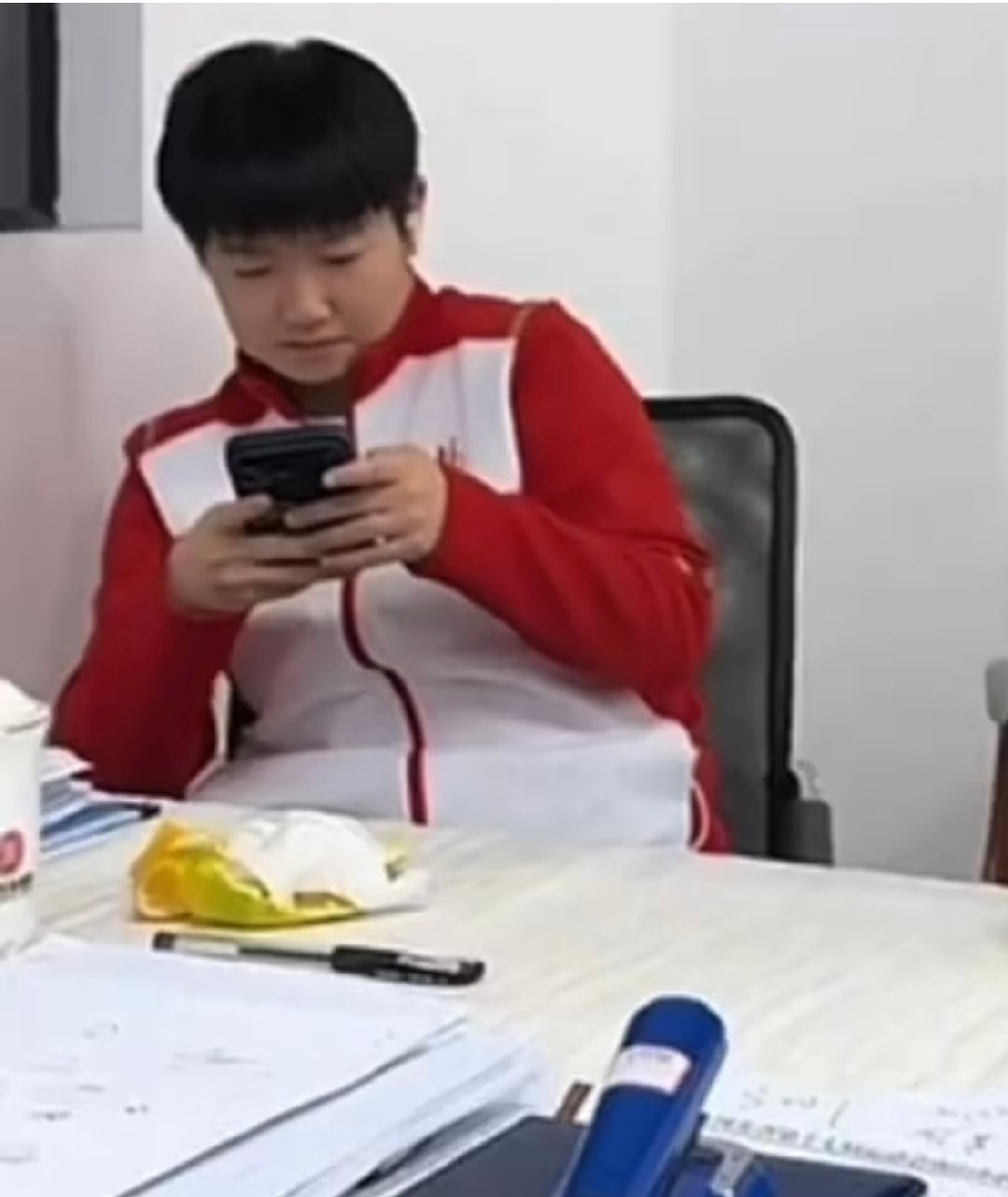 疑似iPhone18勃艮第酒红色，俗话说自古红蓝出cp，我能等到大钦的冰川蓝吗[嘻嘻] ​