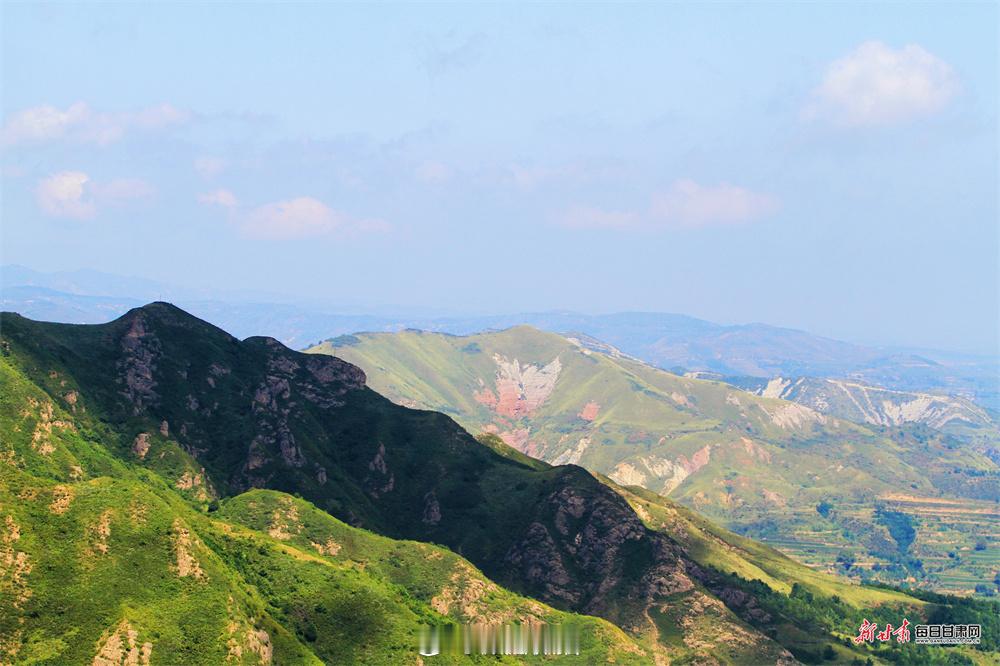 平凉山川含韵秋意浓秋日微凉，风光正好。崆峒区崆峒镇贾咀村秋意渐浓、景致怡人，山川田野交织成一幅雄浑秀丽的秋日山水画卷。登高远眺，崆峒山群峰连绵、层峦叠翠，山体苍黛巍峨，崖壁俊秀挺拔，在秋日暖阳映照下愈发静谧壮美。山间古木葱郁、枝叶婆娑，秋风拂林，鸟鸣清脆，山野灵动悠然、生机盎然。文旅中国行同城热点创作计划