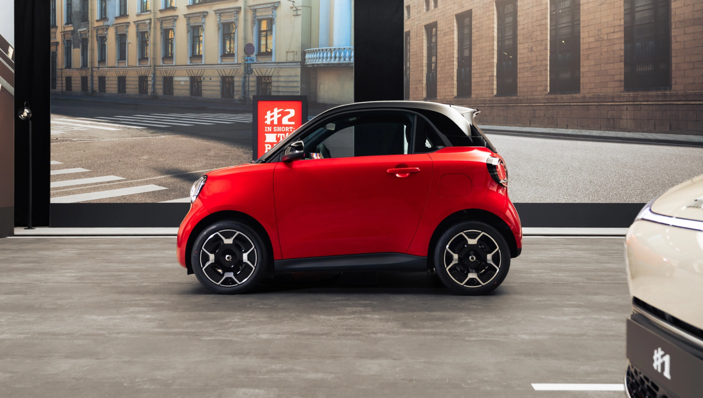 smart 2 再次回归，巴黎车展亮相后，smart 2 高定版在中国开售，售价11.2999万，并且smart玩起了很小资的营销策略，中国市场限量999台，欧洲限量999台，全球限量1998台。
小车搭载35.8度宁德时代电池，CLTC续航410km，10%~80%补能时间20分钟，搭载前麦弗