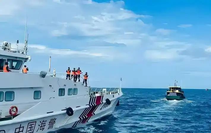 马科斯拿“中国资金”说事盯上莎拉，本质是家族斗到2028前夜把外事议题当内斗子弹。最近马尼拉那边，弹劾案四项撤了三项，莎拉民调还压着对面，马科斯这边就抛出“最高级国家安全威胁”的话术，说副总统阵营和中国钱有牵扯。莎拉当场回喷，说这不是护国，是把中国当转移焦点的靶子，自己外交收拾不动，回头咬自己人。咱