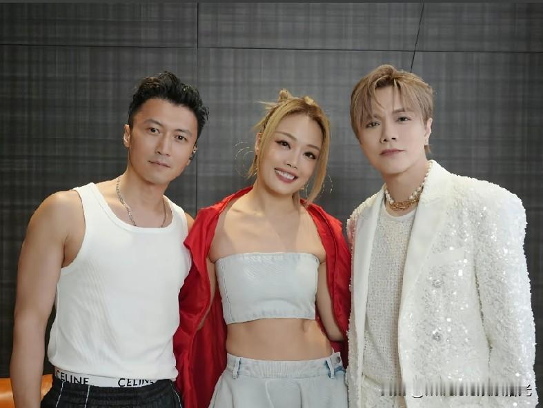 谢霆锋、容祖儿、张敬轩难得同框。
说实话，我第一眼差点把张敬轩认成香港顶流江涛了，两个人长得现在还真有点像。