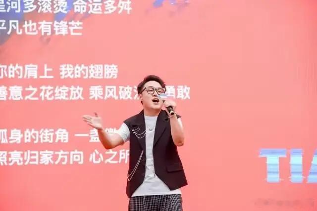 【天河打造全市首个区级文明出行主题曲，专访创作者吴欢→】创作歌手吴欢继...