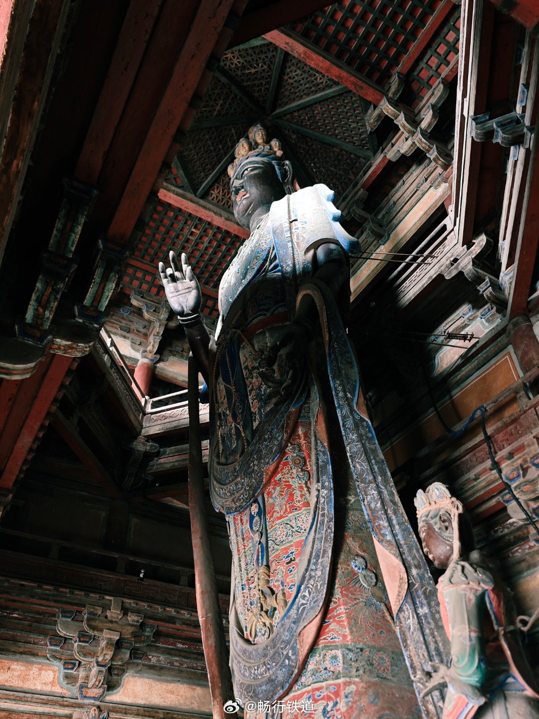 【被梁思成封神的千年古刹，天津蓟州独乐寺】独乐寺位于于天津蓟州，始建于唐代，辽统和二年（984年）重建，是我国现存重要的辽代古刹，也是首批全国文保单位。寺内的山门与观音阁为辽代原构，山门是国内现存最早的庑殿顶山门，观音阁为外观两层、内设暗层的千年木构楼阁，阁中供奉巨型十一面观音塑像，相当震撼。整组建筑斗拱雄浑，出檐深远，历经多次地震依然保存完好。1932年梁思成实地考察并发表研究报告，使其成为中国古建筑研究的重要标本，寺内还留存有辽代塑像、壁画等珍贵文物，兼具极高的建筑、艺术与历史价值。但是有一个吐槽点，景区的围墙紧紧贴着山门，如此高规格的山门正面一点拍摄的空间也不留不止旅行在路上看中国