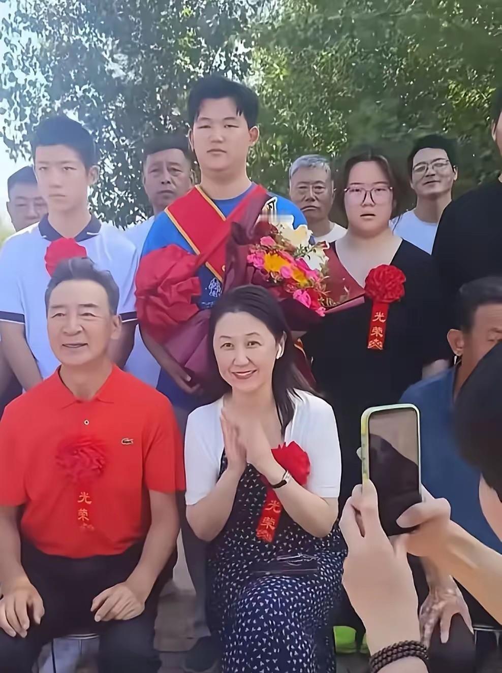 寇振海儿子考上名校，老戏骨穿红衣戴红花舞狮庆祝！网友：这排面，祖坟真冒青烟了！

9月7日，老戏骨寇振海突然冲上热搜，原因不是新剧，而是儿子考上了名校。视频里，寇振海一身红色衬衫，胸前赫然写着“光荣”二字，还戴着大红花，村里锣鼓喧天、舞狮拉横幅，排面拉满。

一开始很多人以为，这是考上清华北大了？结