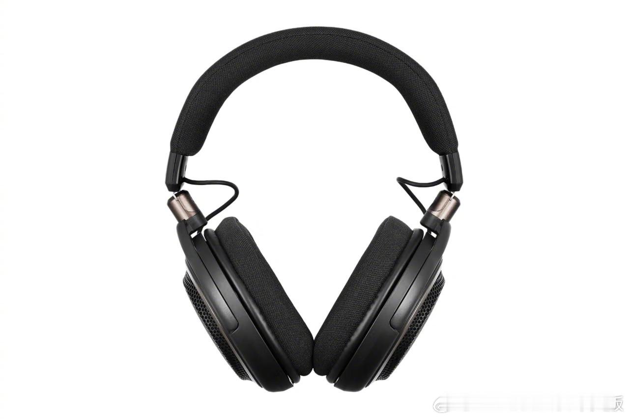 【Audio-Technica 推出首款无线开放式耳机 ATH-AL5NC】

Audio-Technica 的音频工程师正式推出售价 279 美元的 ATH-AL5NC 开放式无线耳机。这是该品牌的首款无线开放式型号。此次发布将两种在当下耳机市场中并不常见的特性结合在一起。传统开放式设计不会将外界声音完全隔绝，而是允许其自然穿透。持续 ​