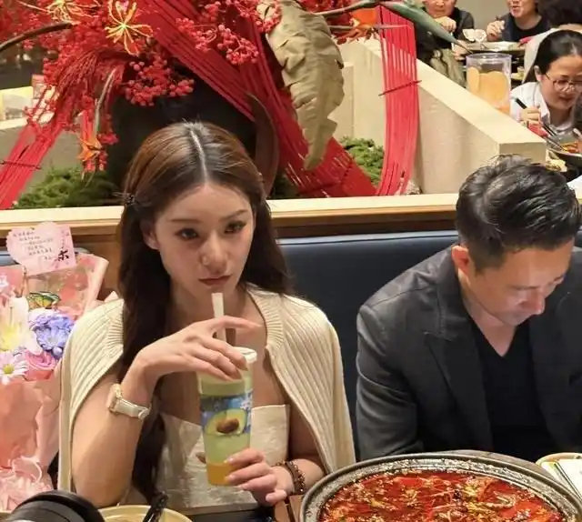 汪小菲为马筱梅办生日趴，她穿吊带低胸裙他喝到脸通红，网友：当初不看好这对的，现在脸疼不 ​