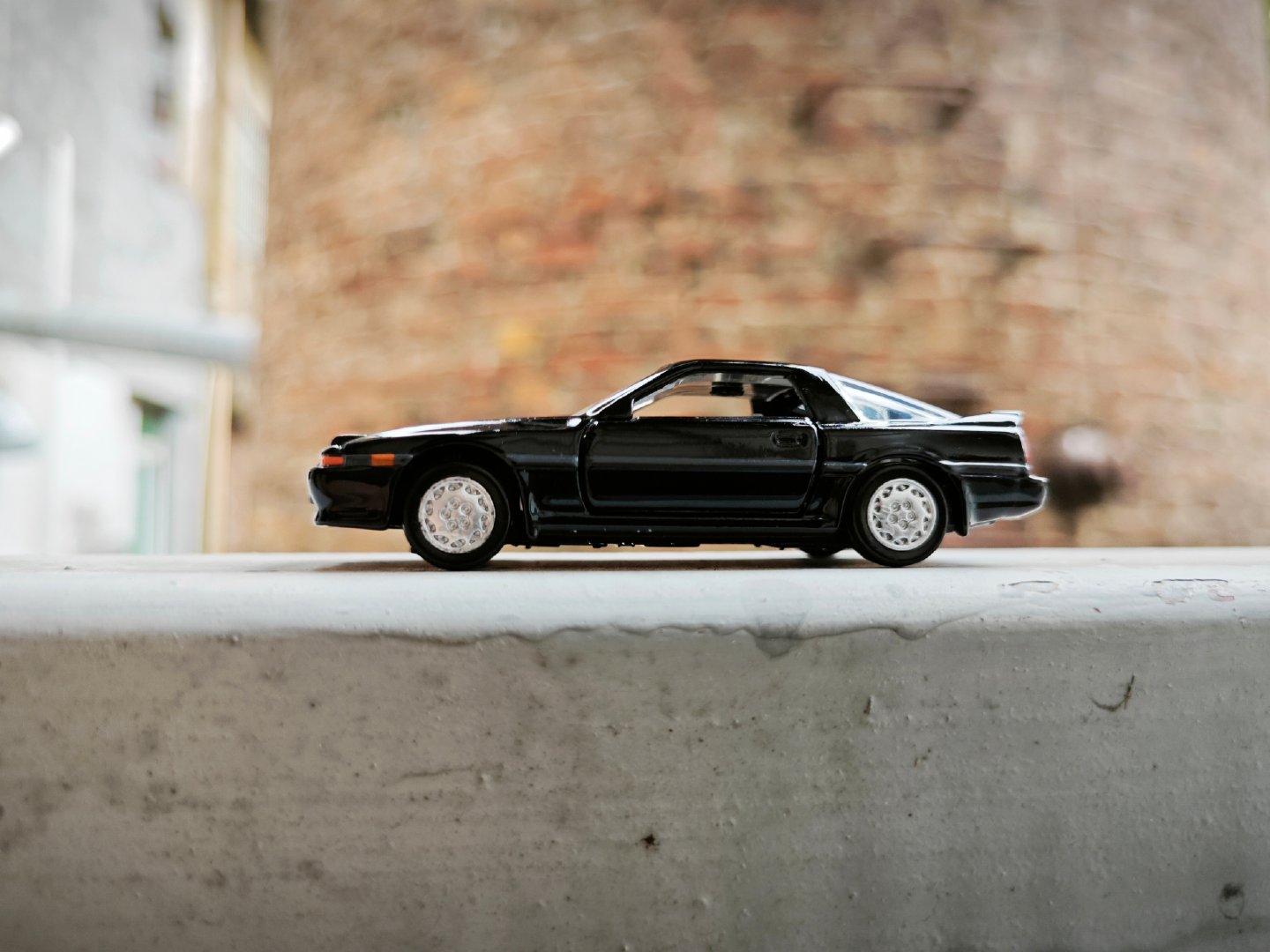 开盒 takara tomy 多美卡黑盒25 丰田 SUPRA 牛魔王 合金车模
​很喜欢的一台，双开门丝滑，跳灯大眼，车轮我爱一眼中，车型也是很耐看，美中不足只能说tt品控真的不行，漆面又不行了有疹子，幸好轻微并没有影响整体观感。 ​
