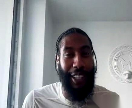 詹姆斯全场只出手了一次投篮，打了18分钟拿到10分。
香波特却指责说，詹姆斯走到哪里，身边的队友都得迁就他的打法。
纳斯教练手里还捏着整场比赛送出去的21次失误。
明眼人都看得到，76人最后是108比114输给了篮网。
但这场季前赛最有意思的地方，恰恰在上半场。
半场结束时76人还以58比56领先着