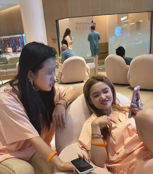 好家伙，崔晋这波澄清视频一发，评论区是真炸锅了。

网友说李勒优飘了、被惯坏了，崔晋直接回：拿她当家人，惯着天经地义？这话一出来，味儿就变了。说真的，家人之间怎么花钱是自家事，但放到镜头前，网友肯定要拿放大镜看。

项链3500、苹果手表都买了，这些细节一摆出来，讨论只会更炸。结果镜头里李勒优全程扣