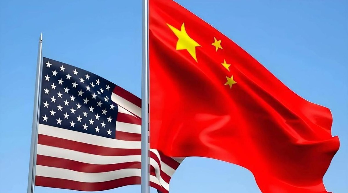 黄仁勋差点没能随特朗普访华，原因指向英伟达对华出口。

美国企业在中美关系中的分量，正在被重新估价。

据香港新闻网报道，特朗普2026年访华期间，美国企业家随行名单曾引发讨论。英伟达CEO黄仁勋在最后阶段加入名单，报道把原因指向白宫内部对其争取对华芯片出口的担忧。

黄仁勋在美国芯片行业有较高知名