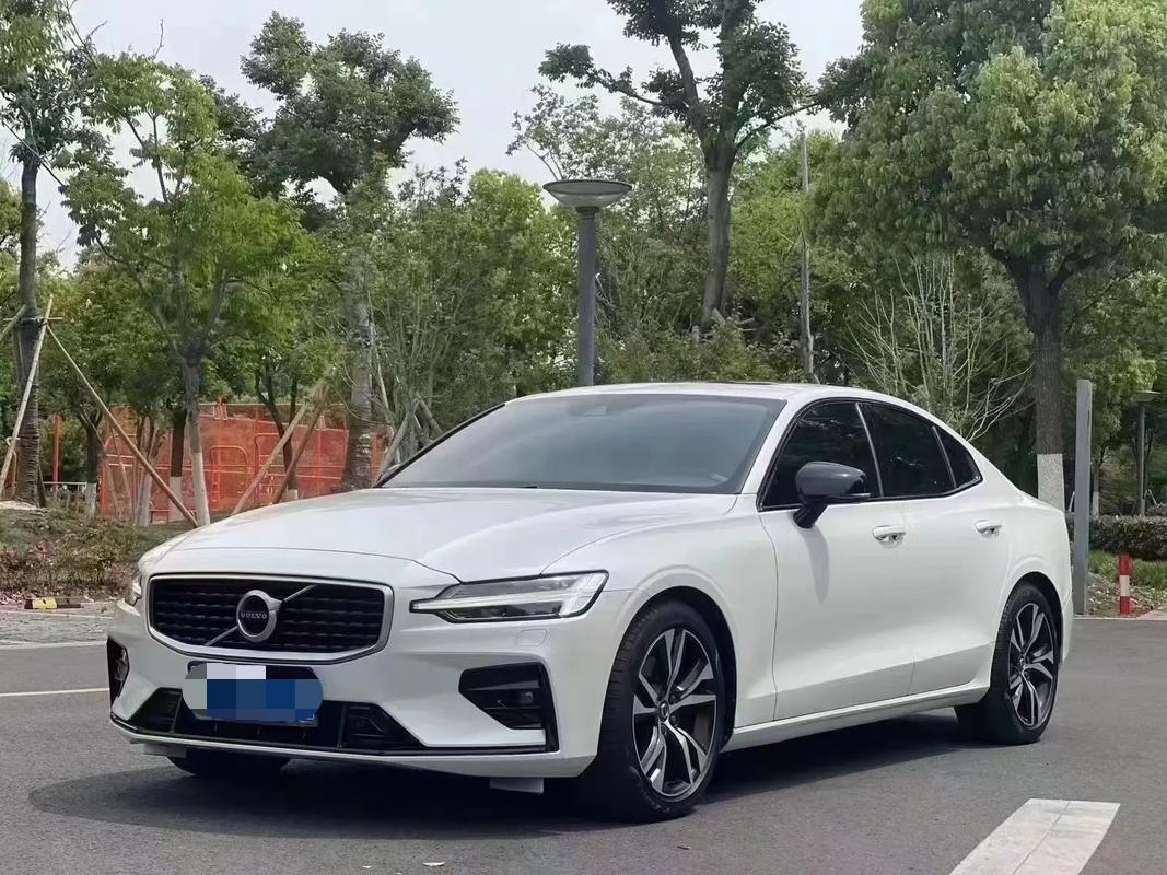 十万左右选二手运动轿车
十万左右预算，偏爱驾驶乐趣，想要动力和操控表现。主推2020款凯迪拉克CT5，精品二手行情19.2万；备选2020款沃尔沃S60。
2020款凯迪拉克CT5，行情9-12万。
铂金运动型带后桥限滑差速器，后驱底盘的操控底子是这台车最值钱的地方。2.0T241马力动力储备充足，