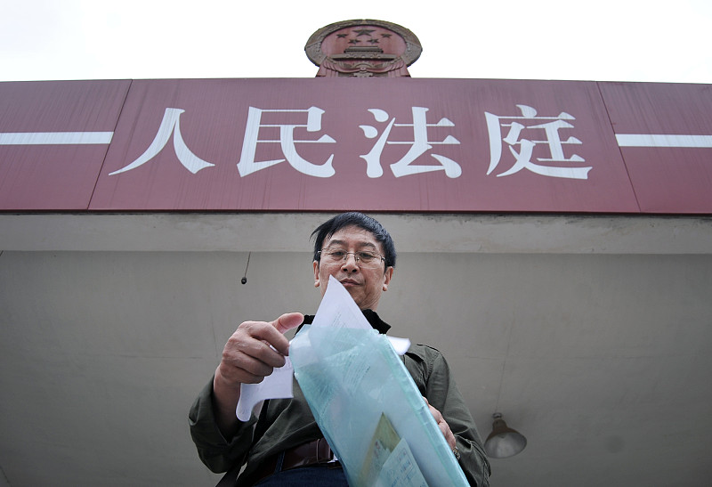 很多债主以为：只要申请强制执行，就一定能拿到钱。法官道出实情，千万别盲目等待！
 
执行分两种：执行不能和执行难。
对方真没资产、没收入，属于客观执行不能，只能终本，债务保留；
但多数情况是：老赖有钱故意藏、转移资产、走私账，属于典型执行难。
 
法院只做系统常规查控，隐蔽财产、私下流水需要债主主动