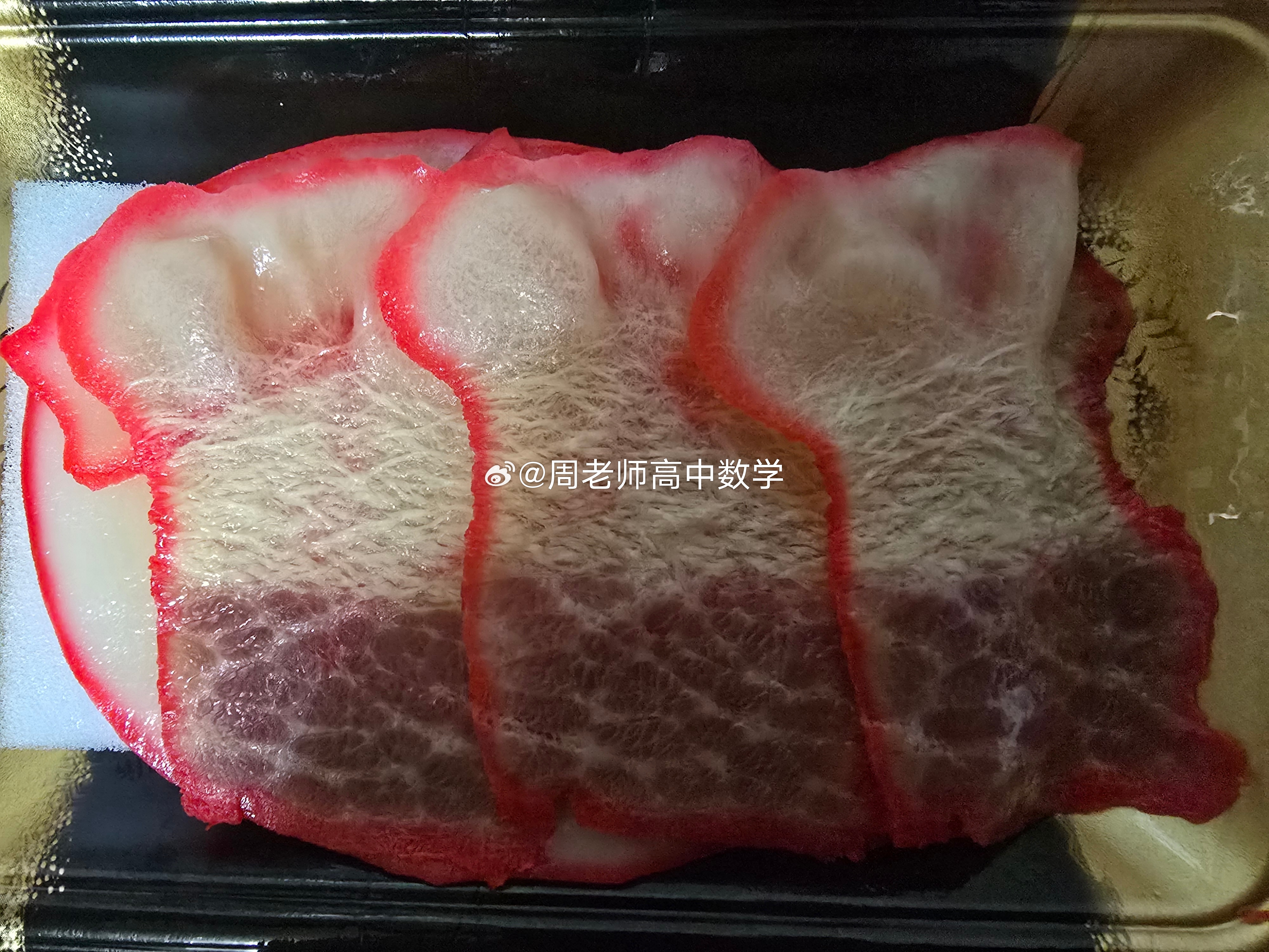 下课路过超市，买到了鲸鱼肉做的培根！ ​​​