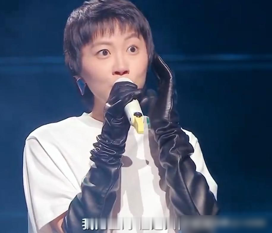 窦靖童开口第一句，弹幕直接炸了，这不就是王菲本人来了吗。
2026湾区升明月，开场就是她唱《湾》。五年前这首歌是王菲首唱，五年后换闺女接棒，热搜挂了一宿。
有人夸基因太狠，气声空灵一出来，直接幻听。也有人说她压根没想复刻王菲，唱得松弛、带点沙，是自己的味儿。
但现场音准有点飘，气息也抖，中低音