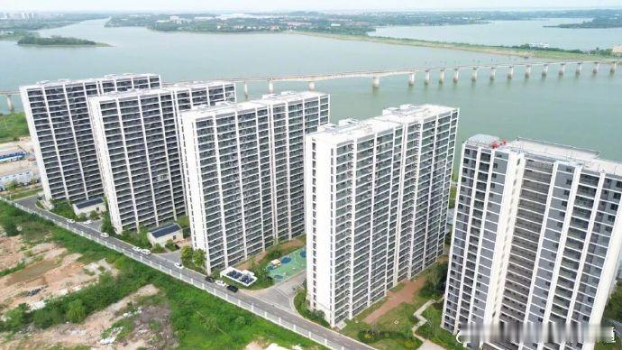 【#多所高校买房作学生宿舍#落地：#博士生每年1500元就能住花园洋房宿舍#】秋季学期已经开始，多所高校购买存量房地产后改造的学生宿舍正式启用。记者梳理发现，中国矿业大学（徐州）、徐州医科大学、合肥工业大学等高校2025年都曾购买存量房地产作为学生公寓，今年新生已经入住。

在 ​