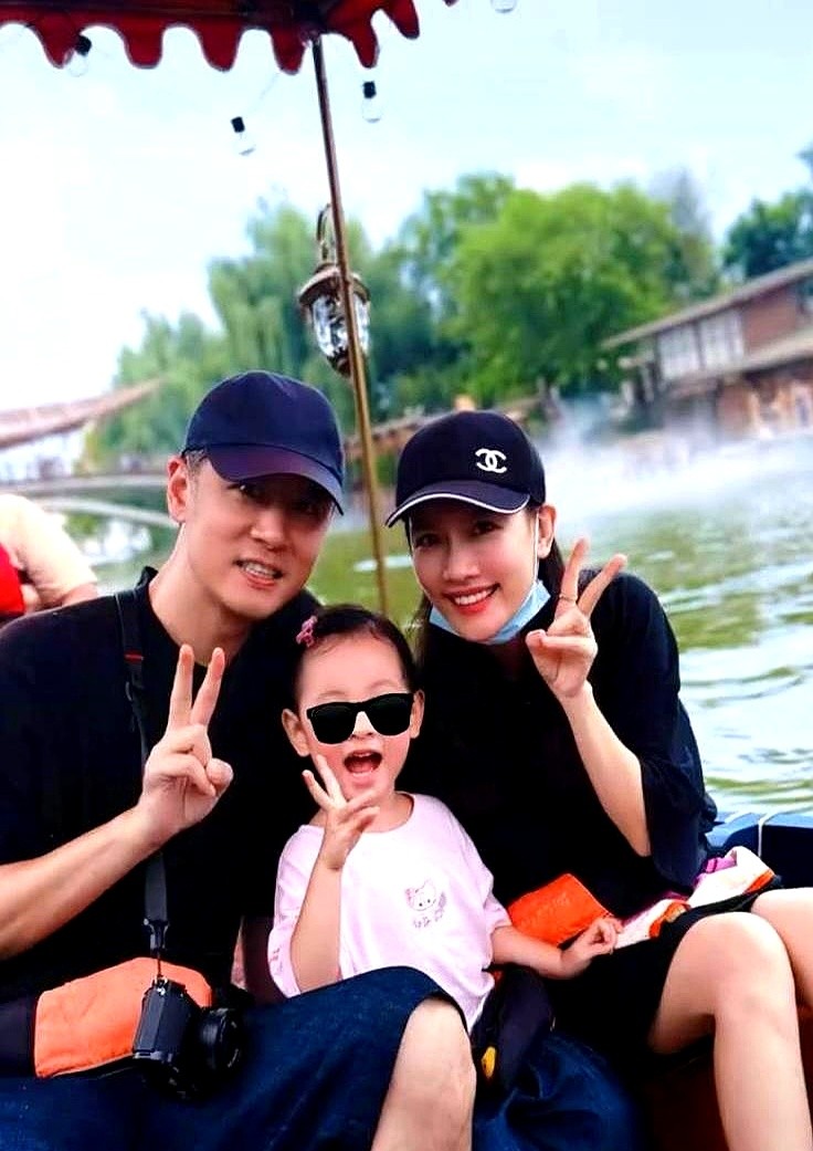 任重和孙骁骁的女儿，五官简直是爸爸的翻版。

一家三口出门度假，夫妻俩没啥明星架子，就跟普通爸妈一样，全程围着女儿转。孩子走累了，任重就一把抱起来，孙骁骁在旁边看着，眼神里全是笑意。

不像有些家庭出游，大人忙着拍照打卡，他们俩就是安安静静陪着孩子，走走停停。女儿“嘻姐”那个笑容，一看就是被爱包围着