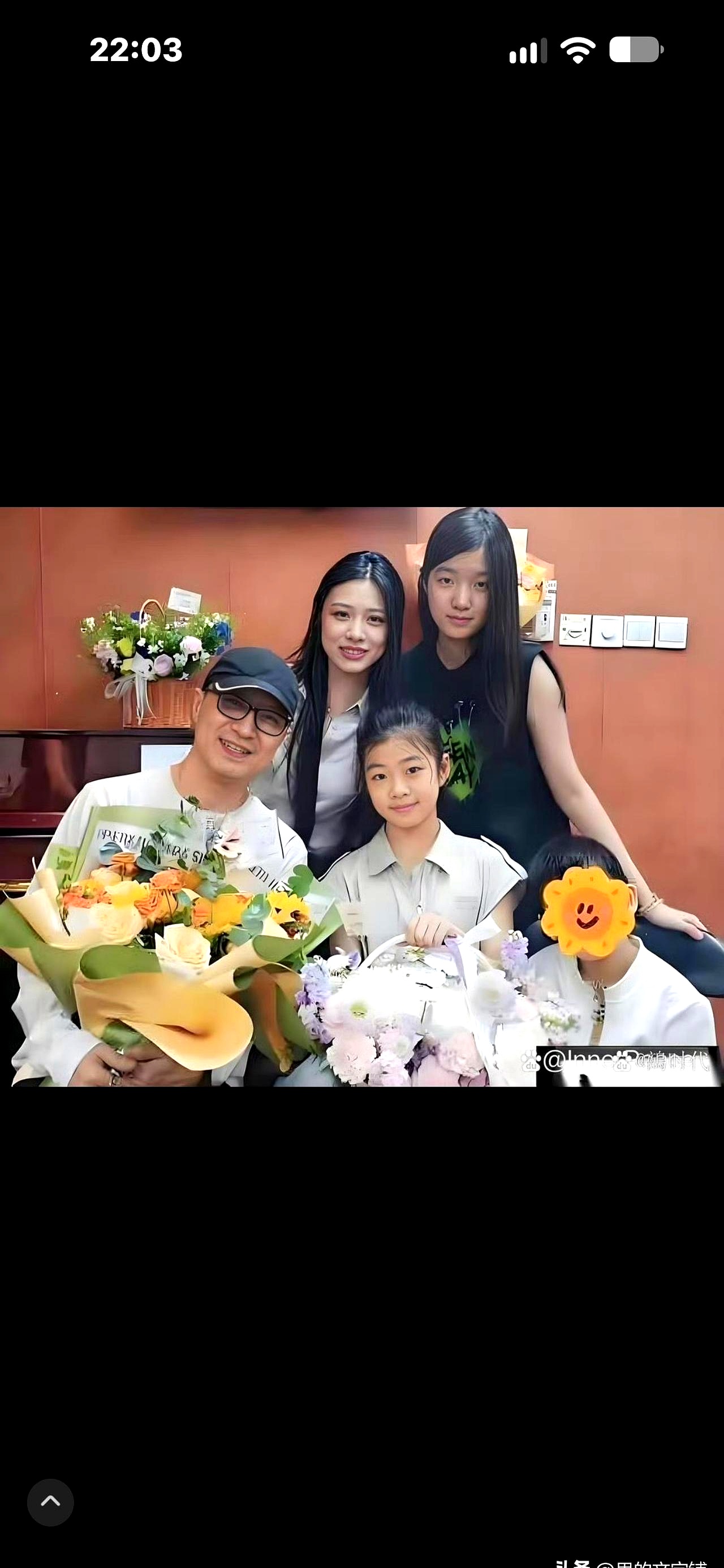 汪峰终于把女儿们都晒全了，齐齐整整，一个没落下，3个孩子3个母亲，感觉大女儿太像葛荟婕了，小女儿谁也不像。
 

网友都在感叹汪峰是人生赢家，三个千金围在身边，妥妥的慈父滤镜。
 

可细琢磨一下，这体面背后何尝不是一场高难度的情感平衡术？
 

三个姑娘生活轨迹完全不在一个频道上。
 

大女儿小