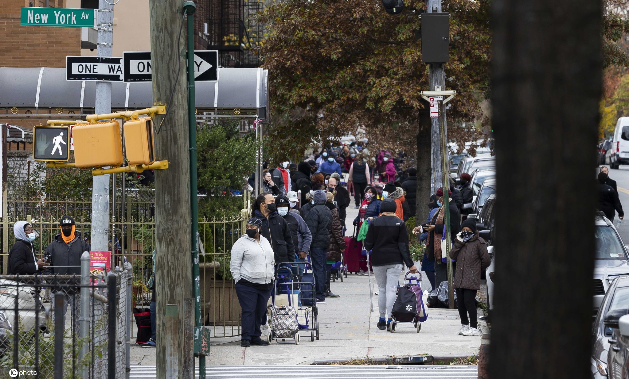 美國紐約市民排隊領取感恩節免費食物-圖4