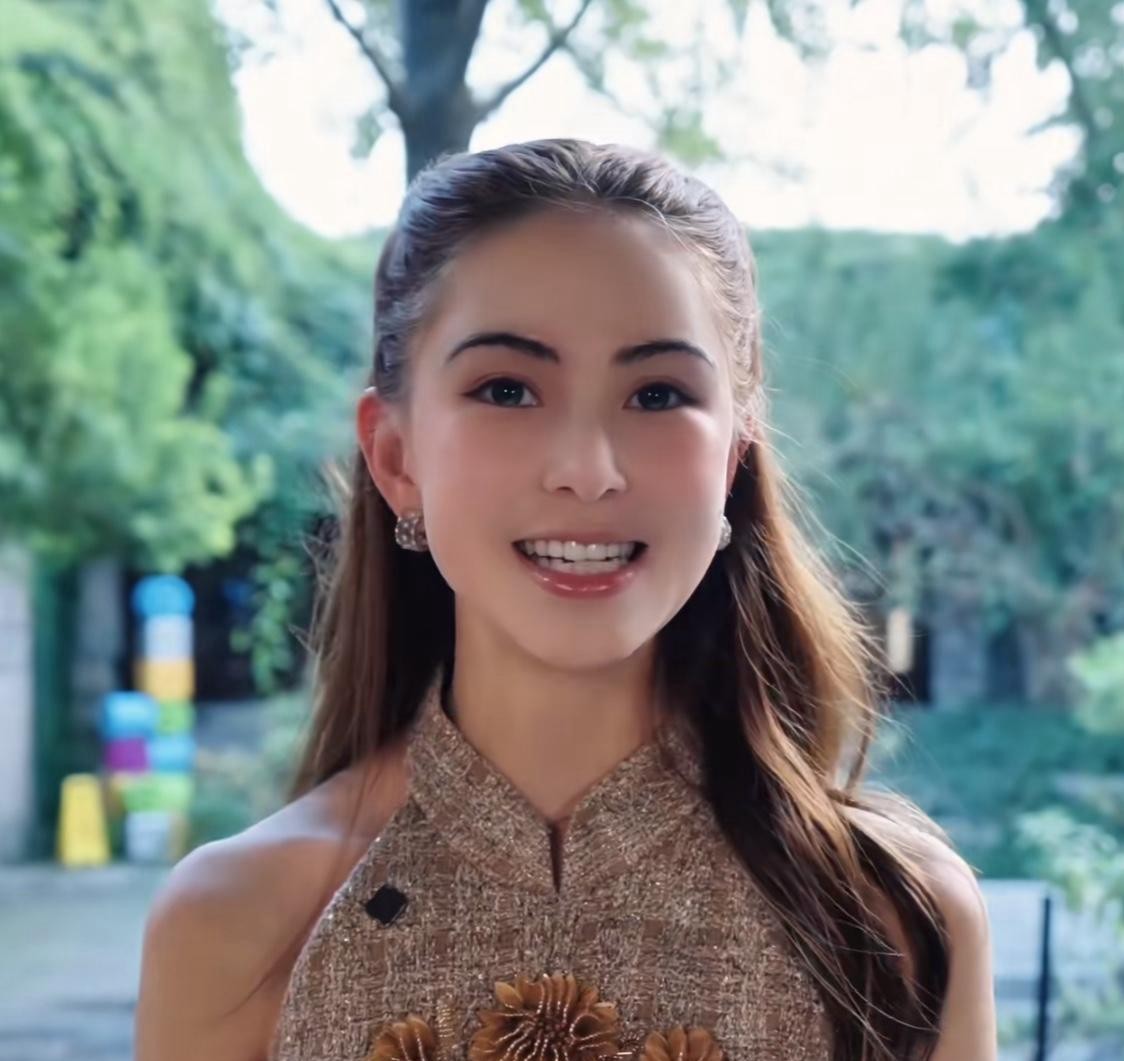 很多人总觉得昆凌能嫁给周杰伦，无非是赶上了年轻漂亮加运气爆棚。
可你们真觉得，在名利场摸爬滚打几十年的天王巨星，会甘心被一个单纯的“傻白甜”套牢十几年？
当年两人刚传绯闻的时候，昆凌才17岁，正是爱发动态、爱显摆的年纪。
换作普通小姑娘，傍上这种顶流巨星，恨不得发八百条动态昭告天下。
但她硬