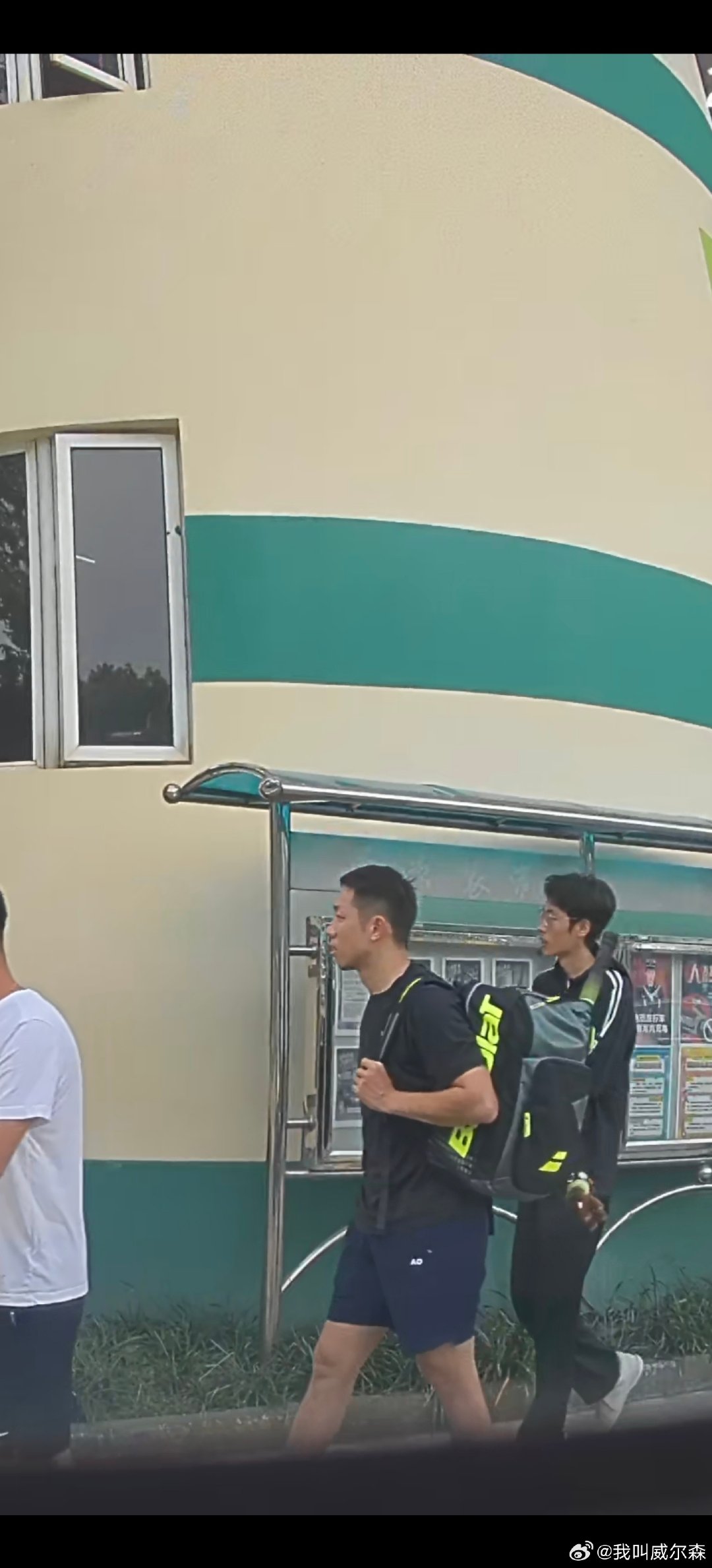 今天去打球的时候碰到许昕了

不敢打扰，只能之后默默打开行车记录仪

不得不说蔚来的神玑芯片有点东西

#日常分享# ​