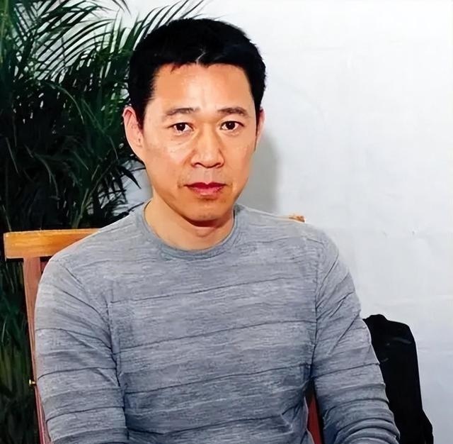 谁能想到只差一岁，张国立跟张丰毅现在的样子差这么多！最近两人在一部剧里同框出镜，大伙一眼就看出明显不同。七十岁的张国立头发花白，脸上皮肉有点松弛，走路姿态偏缓，身上带着常年连轴转的疲惫感，这些年他又是拍戏又是录节目，还有不少公益和文化活动，几乎没怎么停下脚步。六十九岁的张丰毅头发虽然也白，可腰杆一直