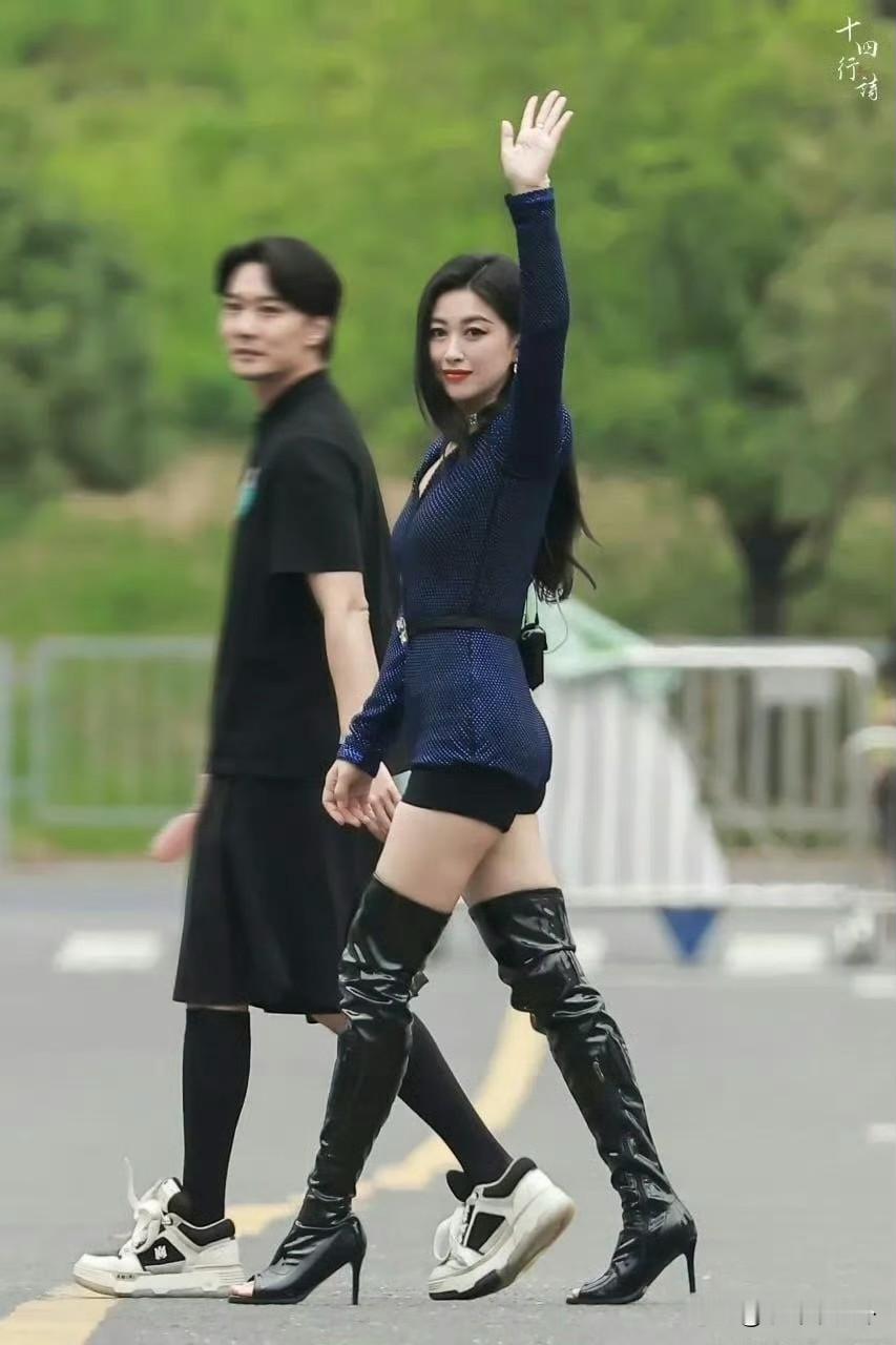 朱珠的腰臀比是真实存在的吗？她老公也太有福了吧！  救命！朱珠这身材简...