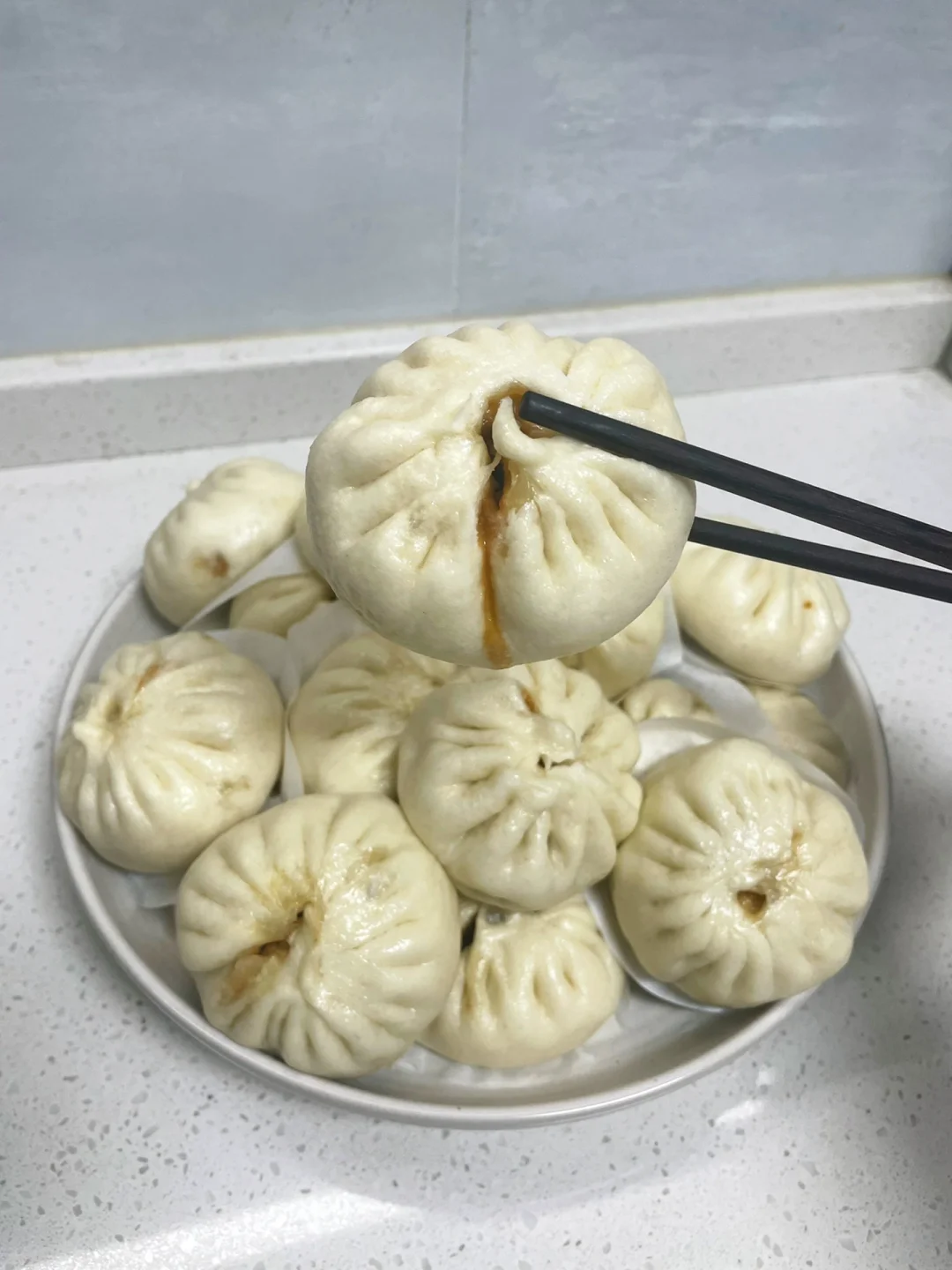 蓬松暄软的酱肉大葱包子，一口气能吃几个🤤