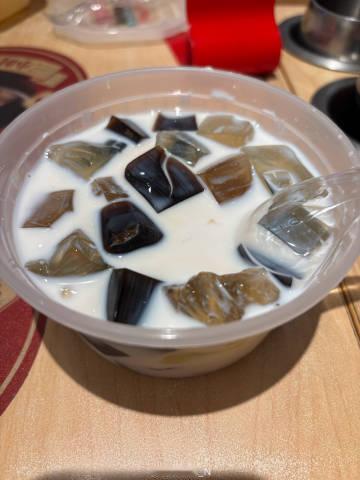 椰汁三宝龟苓捞不错！<br />第一次吃到有锅巴的煲仔饭，好吃😋